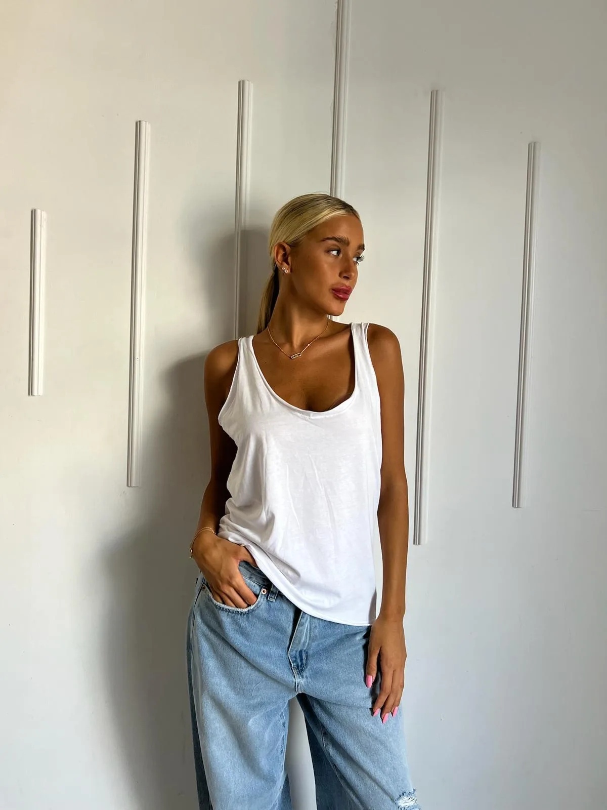 גופיית בייסיק אובר סייז לבנה