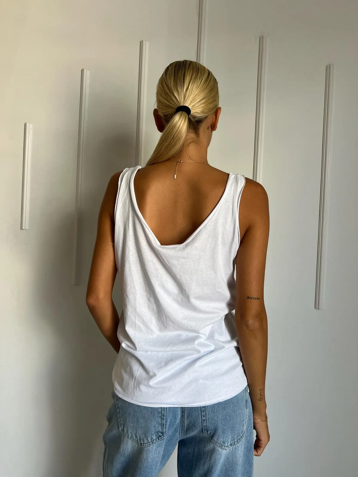 ⁦גופיית בייסיק אובר סייז לבנה⁩ – תמונה ⁦2⁩