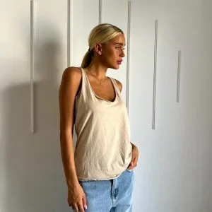 גופיית בייסיק אובר סייז בז'