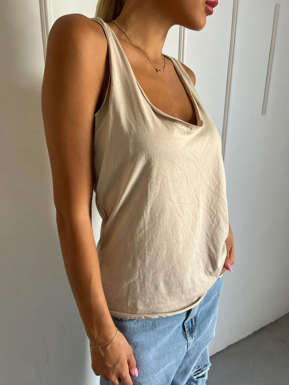 ⁦גופיית בייסיק אובר סייז בז'⁩ – תמונה ⁦2⁩